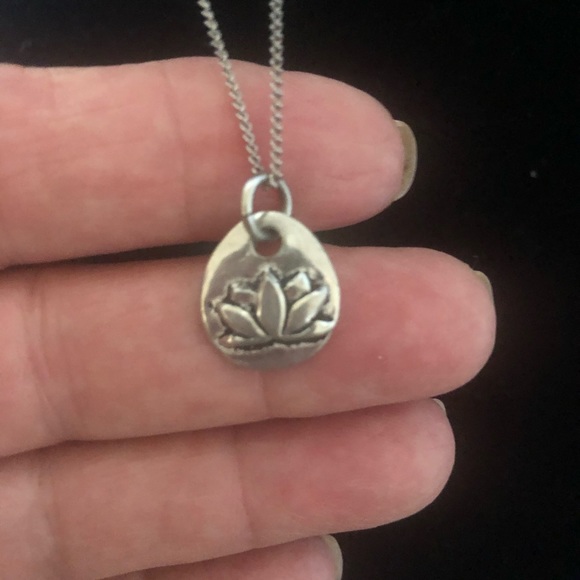 Jewelry - Gifted ❤️Lotus flower necklace